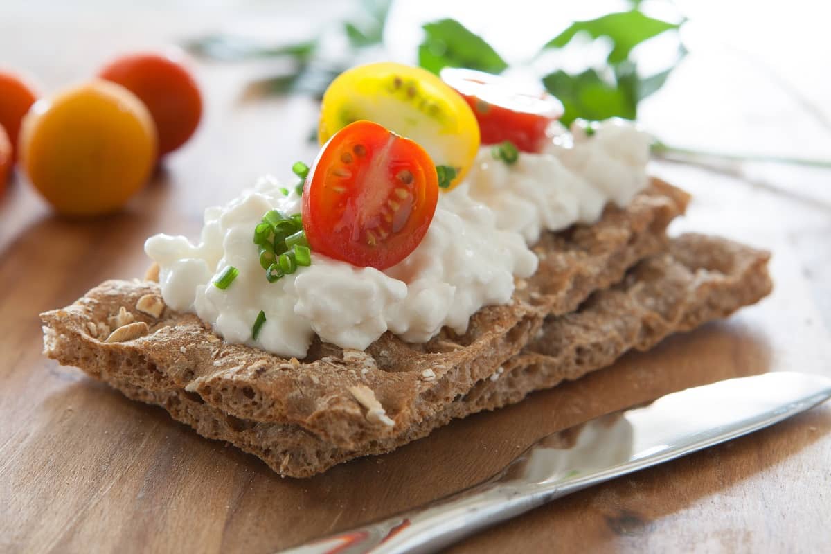 Cottage cheese and crackers